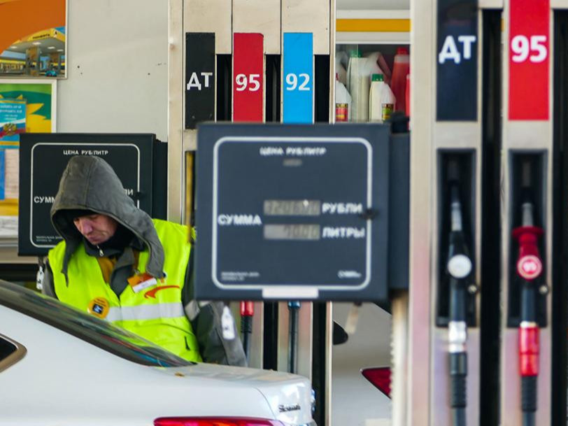 ТАСС: ОХУ-д бензиний үнэ гурван долоо хоног дараалан буурлаа