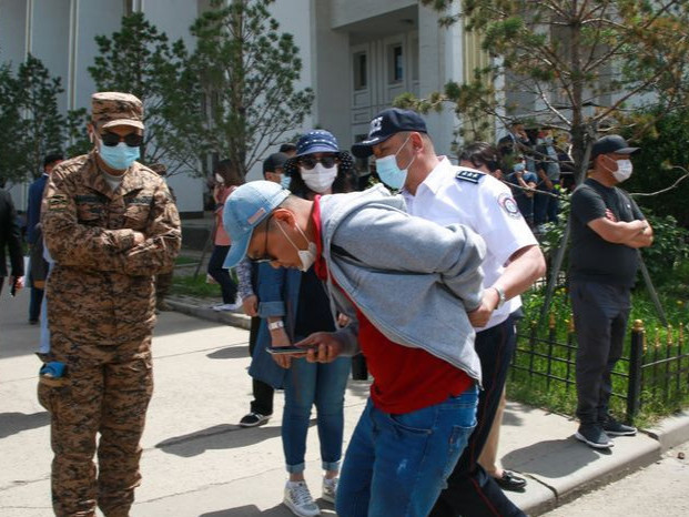 ВИДЕО: Комедиан Д.Амартүвшинг гудамжинд зодоон хийсэн гэх шалтгаанаар саатуулжээ