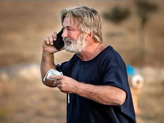 Жүжигчин Алек Болдвин кино зураг авалтын үеэр хүний аминд хүрчээ