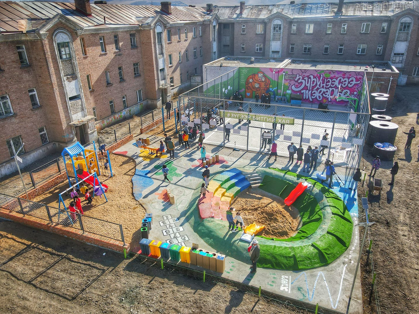 Лантуун Дохио ТББ нэгхэн сарын хугацаанд хогийн цэгийг хүүхдийн тоглоомын талбай болгон өөрчилжээ