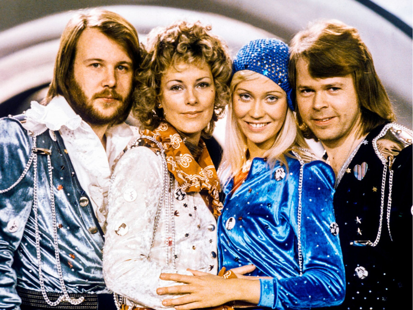 “ABBA” хамтлагийн хүндэтгэлийн концертын үеэр өндрөөс хүн унаж, доор нь байсан иргэн өртөж нас барсан хэрэг гарчээ