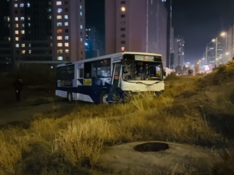 ТОДРУУЛГА: Энхтайваны гүүрнээс унасан автобусны жолооч эмчлүүлж байна 