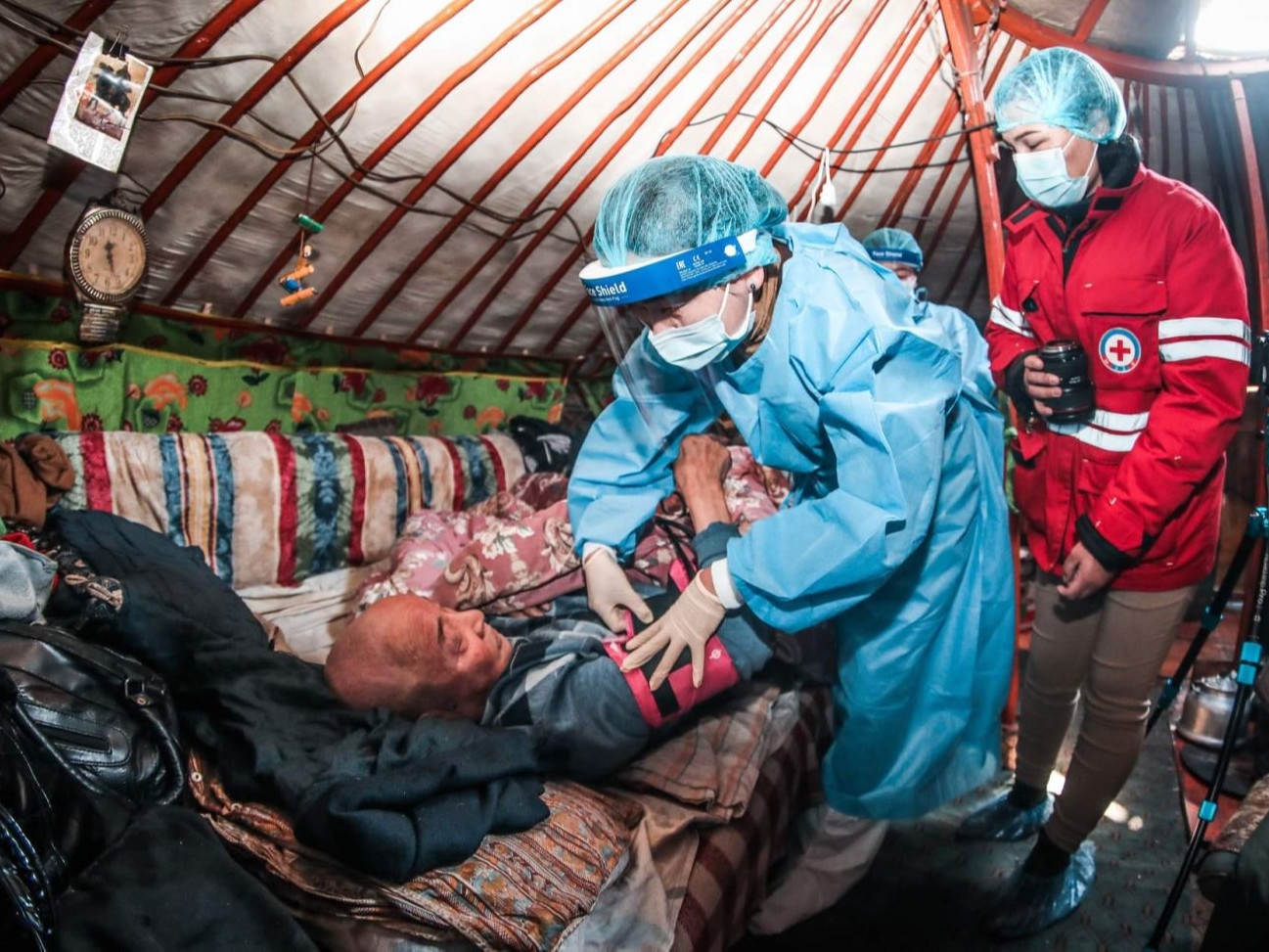 Эмзэг бүлгийн настанд гэрийн тусламж үйлчилгээ үзүүлжээ