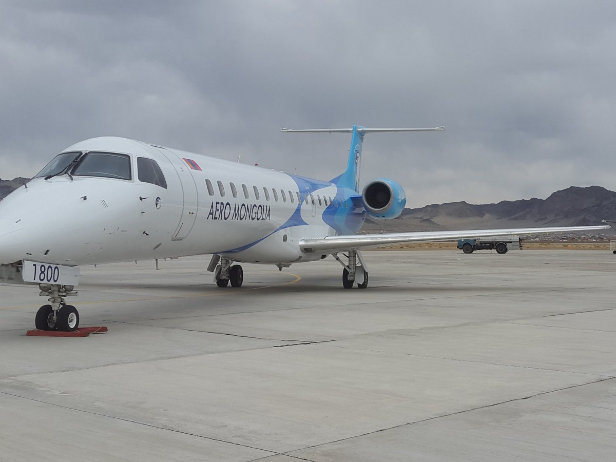 Хагархай дугуйтай хөөрч, Завханд газардсан “Аэро Монголиа” компанийн Embraer-145 онгоцыг засварлаж байна
