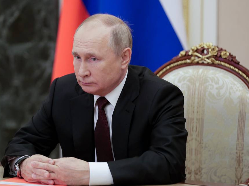 В.Путин коронавурисийн эсрэг вакцины "бүүстер" тунгаа хийлгэжээ