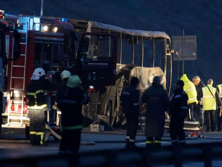 Болгарт зорчигч тээврийн автобус шатаж, 46 хүн амиа алджээ