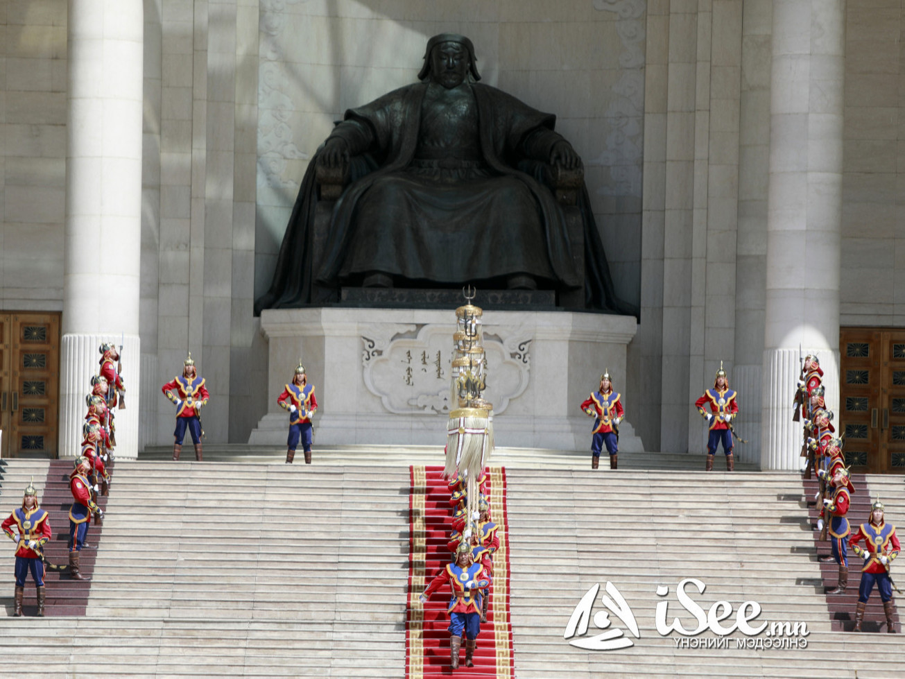 Өнөөдөр төрийн өндөрлөгүүд Их эзэн Чингис хаан, Жанжин Д.Сүхбаатарын хөшөөнд хүндэтгэл үзүүлнэ