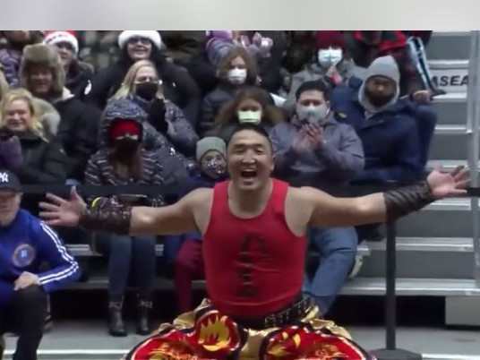 ВИДЕО: Чикаго хотын Талархлын баярын парадад монгол залуу үзүүлбэр үзүүлжээ