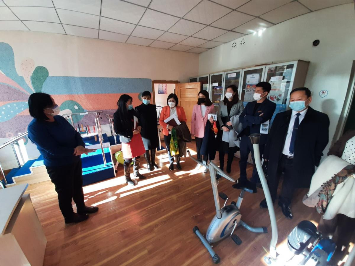 Хурлын дэргэдэх Эмэгтэйчүүдийн зөвлөлийн гишүүд тусгай хэрэгцээт сургуулиудад ажиллалаа