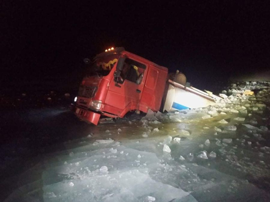 ШУУРХАЙ: Хөвсгөлийн “Дөрөлж” нууранд живсан шатахуунтай автомашиныг гаргах ажиллагаа үргэлжилж байна