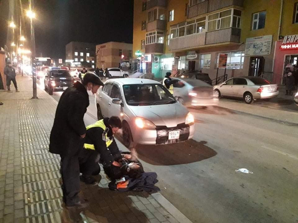 Автомашинд мөргүүлсэн иргэнийг Цагдаагийн алба хаагч анхан шатны тусламж үзүүлж аварчээ
