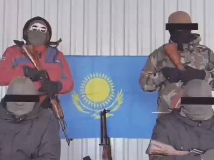 ВИДЕО: Өөрсдийгөө "Казахстаны чөлөөлөх фронт" гэж нэрлэсэн этгээдүүдийн бичлэг "зохиомол, жүжиг" байж болзошгүй гэв