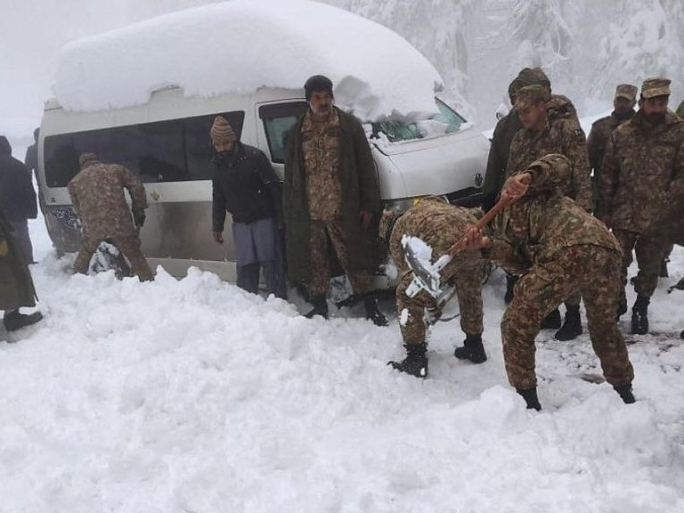 Пакистанд их хэмжээний цас орсны улмаас 21 иргэн автомашиндаа осгож нас баржээ