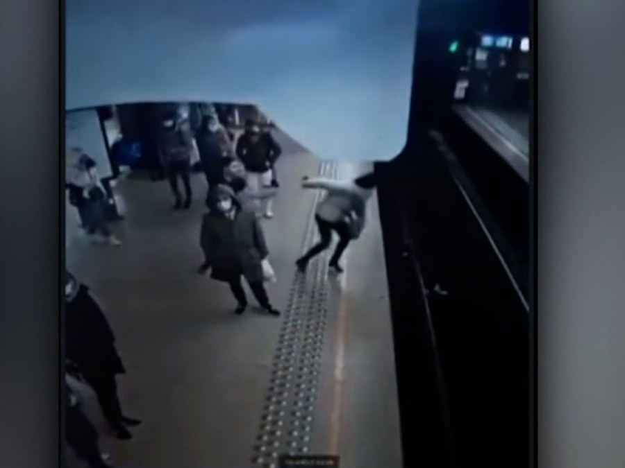 ВИДЕО: Нью-Йорк хотод дахин нэг эмэгтэйг явж байсан галт тэрэгний урдуур түлхсэн хэрэг гарчээ