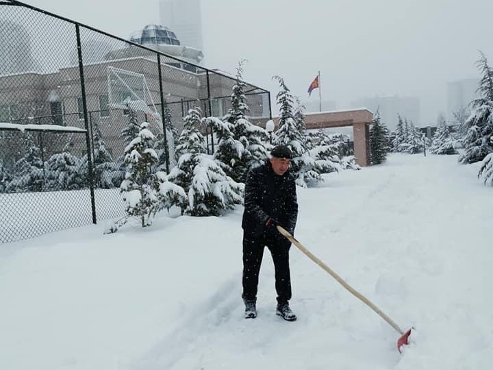 Хотын дарга асан Г.Мөнхбаяр Туркт цас арилгасан шиг жаргаж сууна