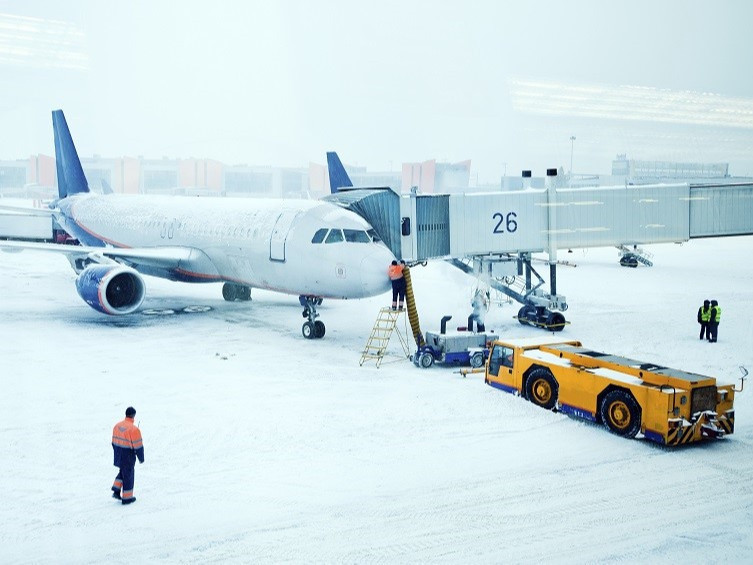 Туркт их хэмжээний цас орсны улмаас Истанбулын нисэх онгоцны буудлыг хаажээ