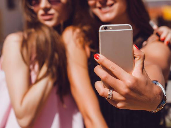 Iphone утасны Face ID масктай үед ажиллаж, эзнийхээ царайг танина