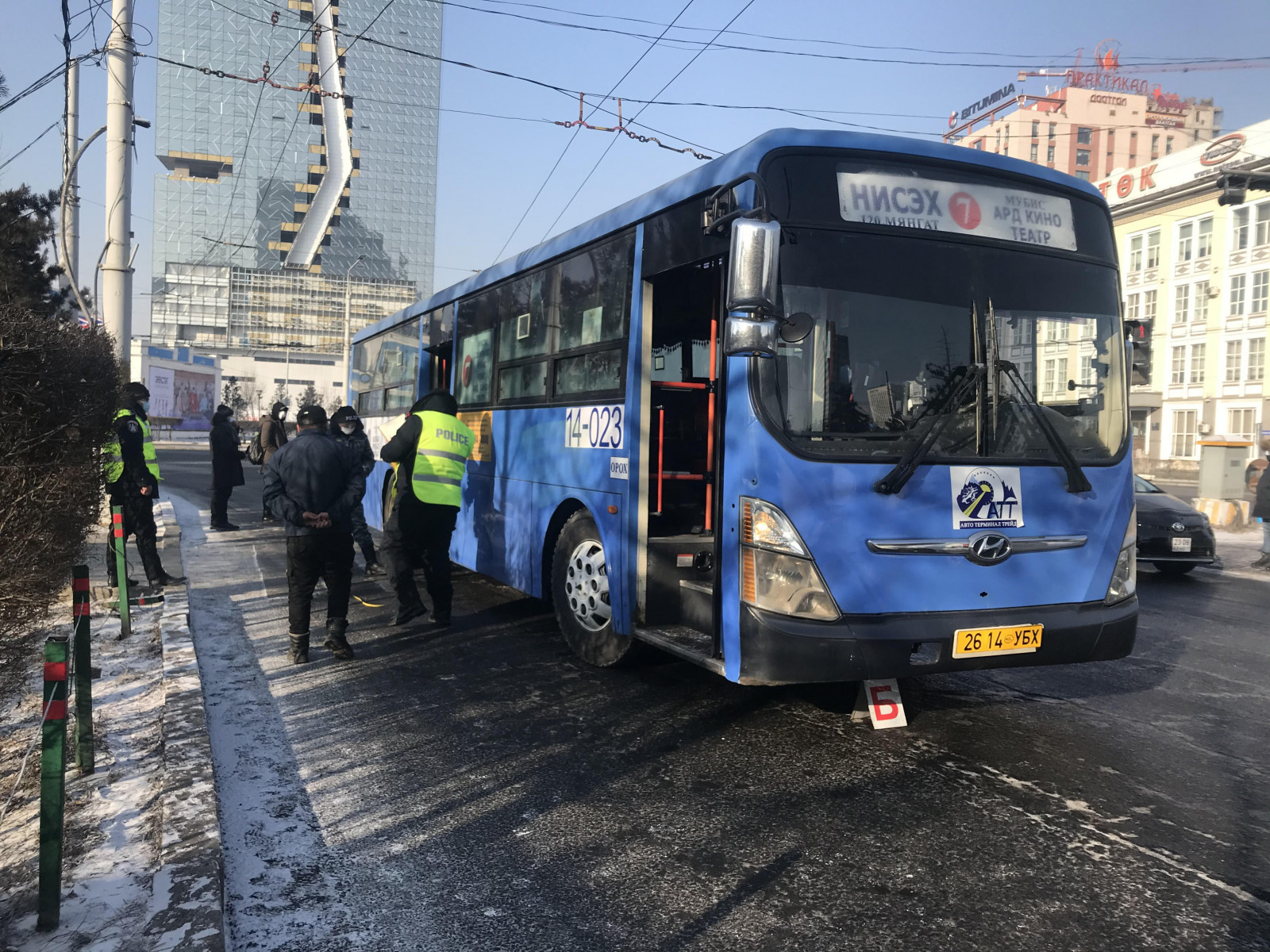 Нийтийн тээврийн автобус явган зорчигчийг мөргөж гэмтээсэн осол гарлаа