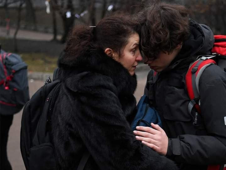 “Хүүгээ цэрэгт үдэж буй Украин ээж” гэх зураг ХУДАЛ