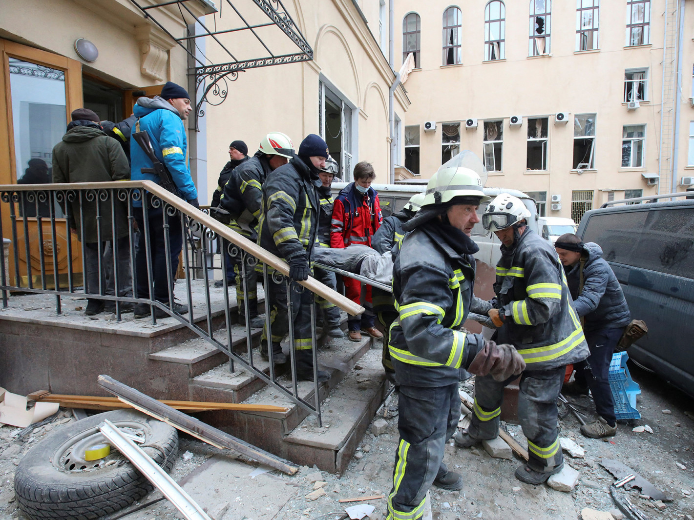 Харьков хотод 10 хүн амиа алдаж, 35 хүн шархадсан, эрэн хайх ажил үргэлжилж байна гэжээ