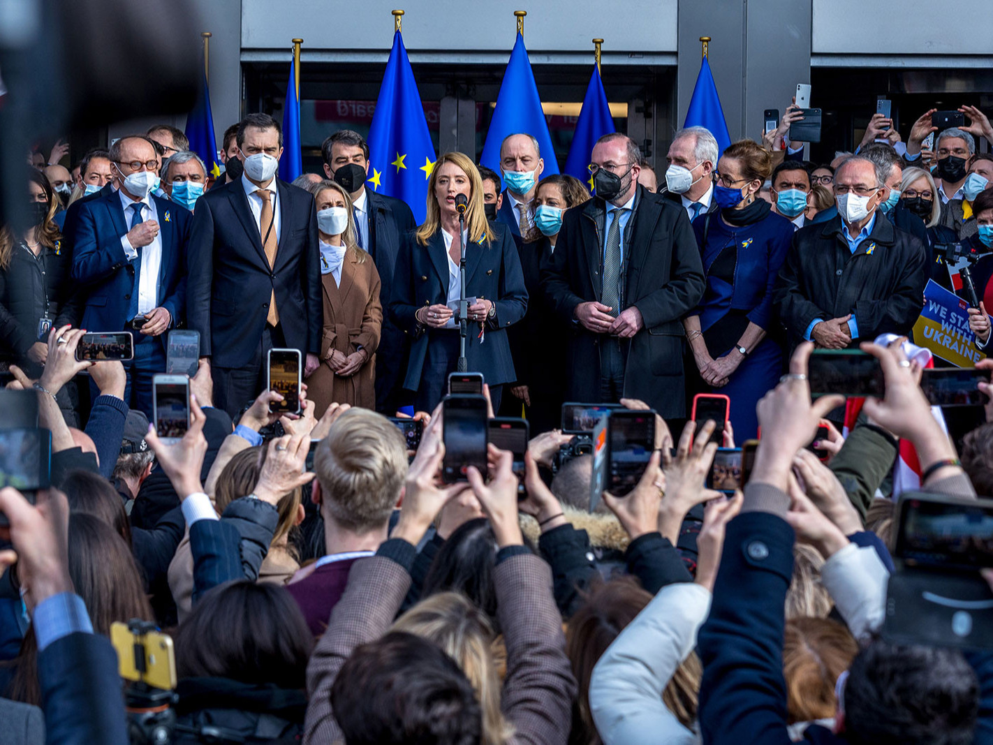 Европын парламент “Украинд Европын холбоонд нэр дэвшигчийн статус” олгохыг уриалжээ