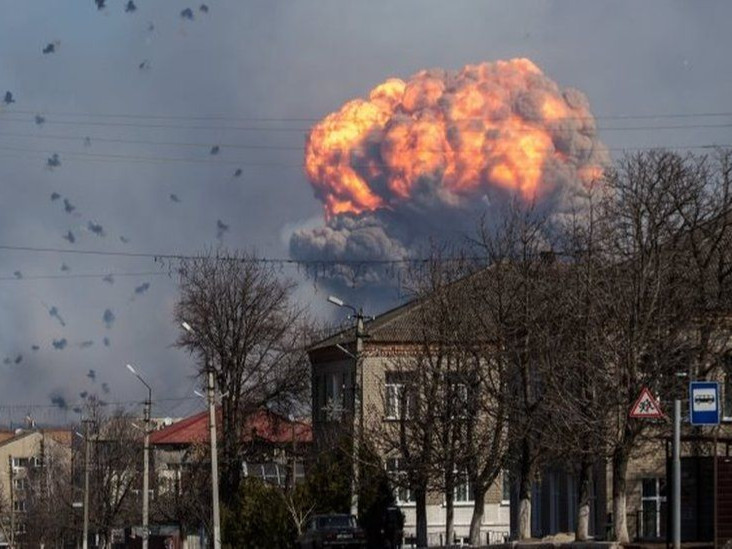 ВИДЕО: Киев хотын телевизийн цамхагт пуужингийн цохилт өгсний улмаас 5 энгийн иргэн амь үрэгдсэн гэв