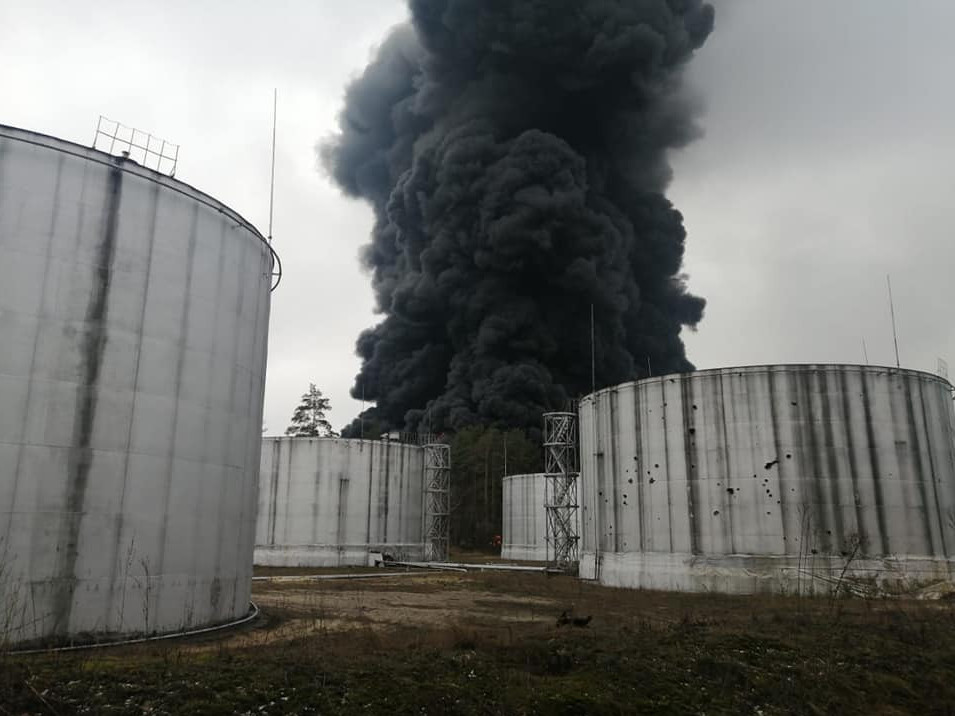 Украины хойд хэсэгт орших нефтийн агуулах агаарын цохилтод өртжээ