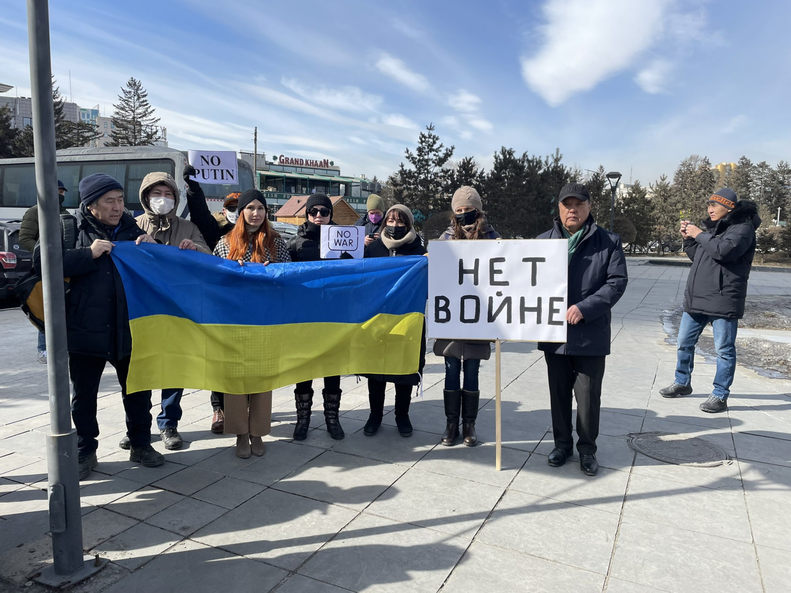 ФОТО: “Дайныг эсэргүүцэж” буй Украин иргэдийн жагсаалд Ц.Элбэгдорж, М.Энхсайхан нар очжээ