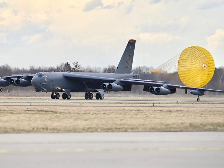 АНУ В-52 бөмбөгдөгч онгоцоор НАТО-гийн орнуудын зүүн жигүүрийн дээгүүр нисчээ
