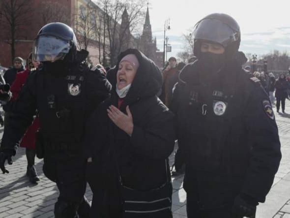 ФОТО: Дайныг эсэргүүцсэн 3500 жагсагч ОХУ-д баривчлагджээ
