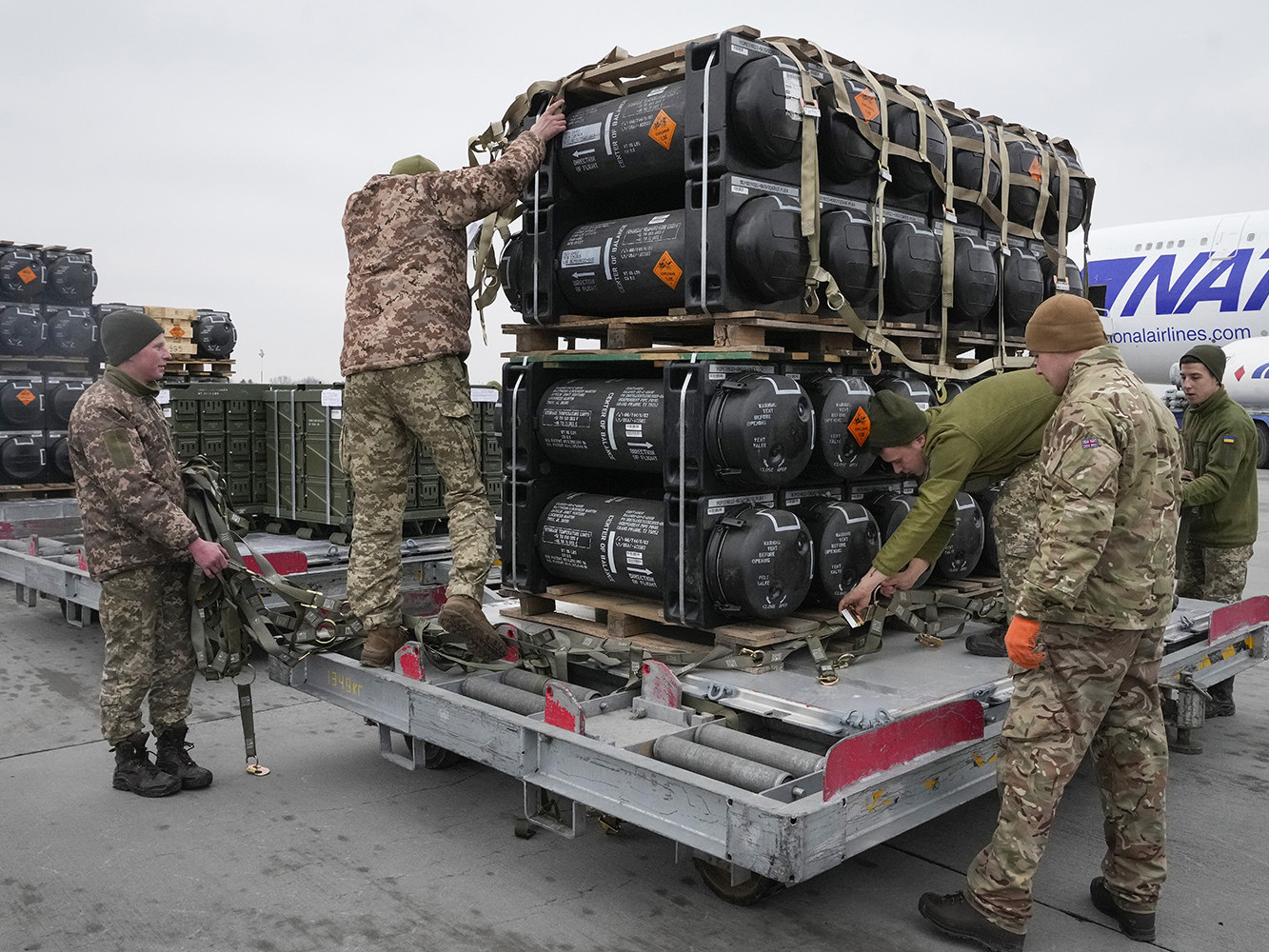 “Украинд 20 мянга орчим танк эсэргүүцэх болон агаараас эсэргүүцэн хамгаалах пуужин өгөөд байна” гэжээ