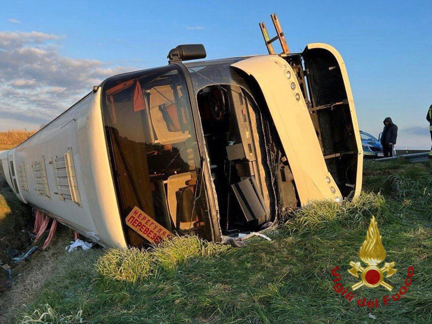 Украины 50 орчим иргэнийг Италид тээвэрлэж явсан автобус онхолдож, нэг хүн амиа алджээ