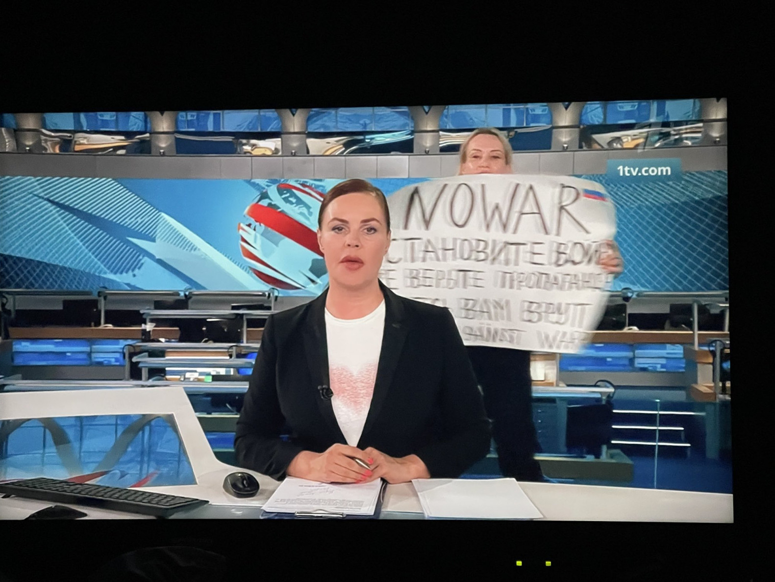 Шууд нэвтрүүлгийн үеэр лоозон барьсан "Мария Овсянниковаг олж чадахгүй байна” гэж өмгөөлөгч нь мэдэгджээ