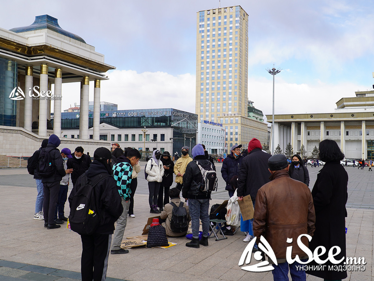 ФОТО: “Ажлаа хий” уриатай залуусын жагсаал тав дахь өдрөө үргэлжилж байна