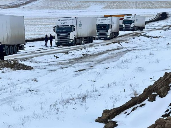 Хустайн даваа орчимд автомашинууд цасанд боогджээ