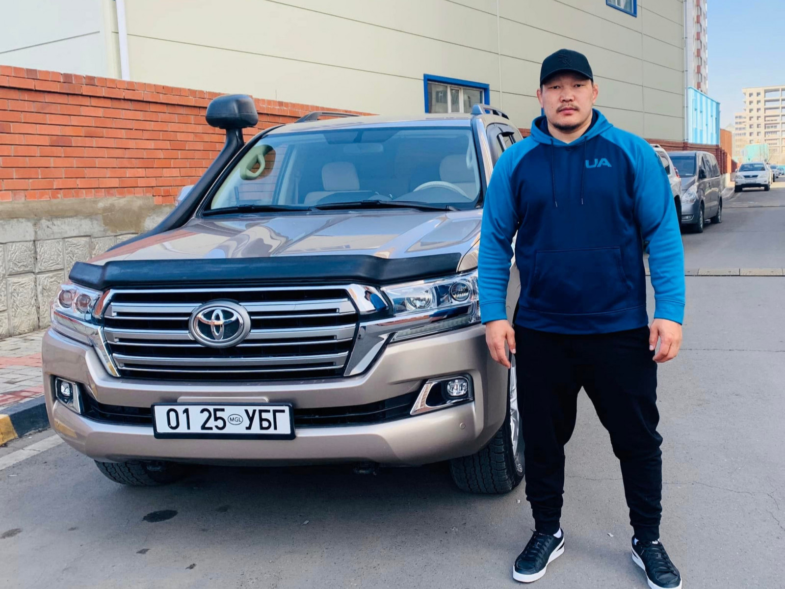 Улсын харцага Н.Золбоо Д.Мөнх-Эрдэнийн өгсөн "Land cruiser" автомашиныг буцаан өгчээ