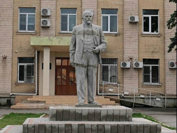 Лениний хөшөөг Крымын ойролцоох Оросуудад эзлэгдсэн Хеническ хотод дахин босгожээ