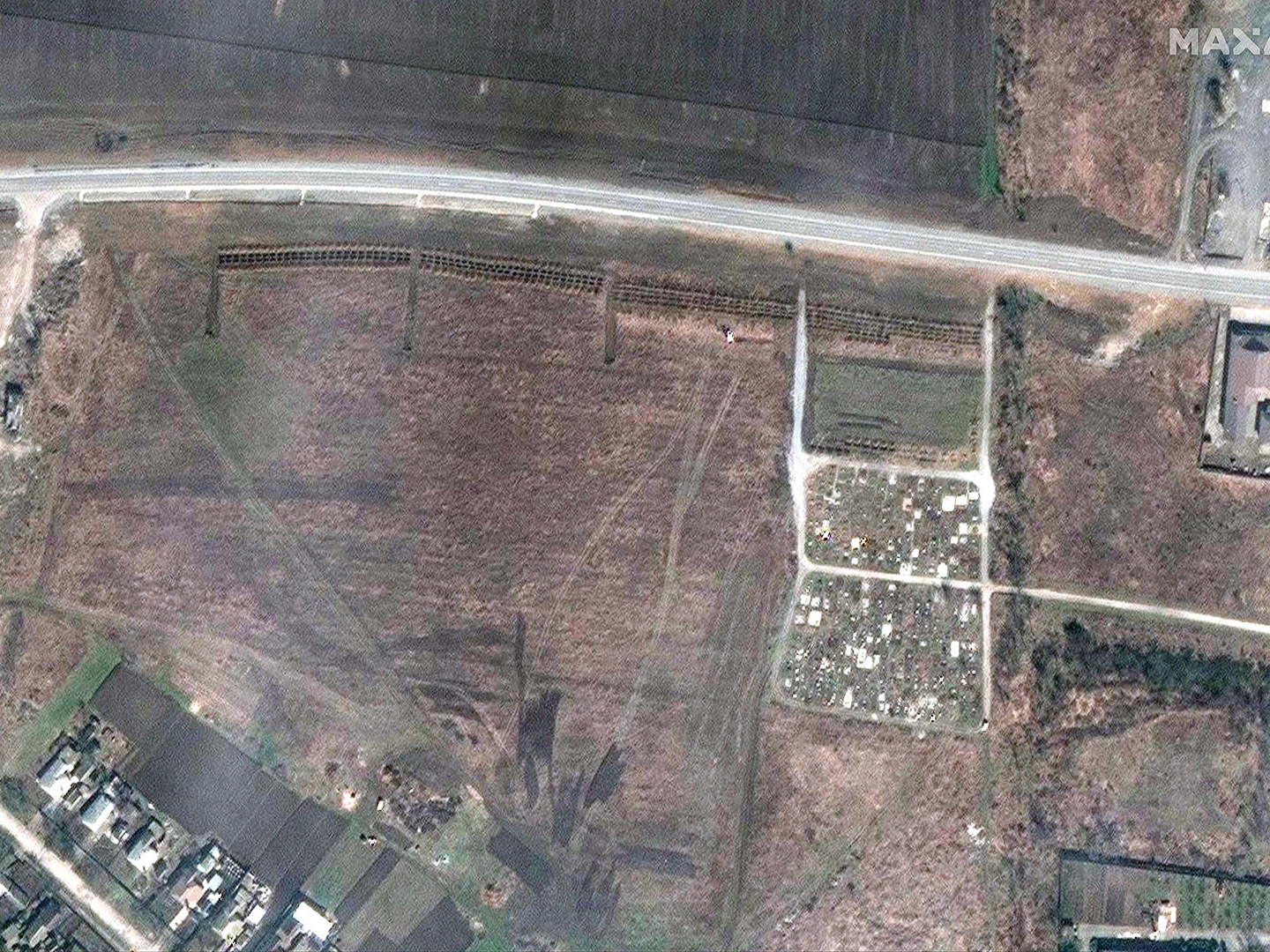 ФОТО: Мариуполийн иргэдийг Оросууд хөнөөж бөөнөөр нь оршуулсан гэдгийг нотлох хиймэл дагуулын зургийг нийтэлжээ