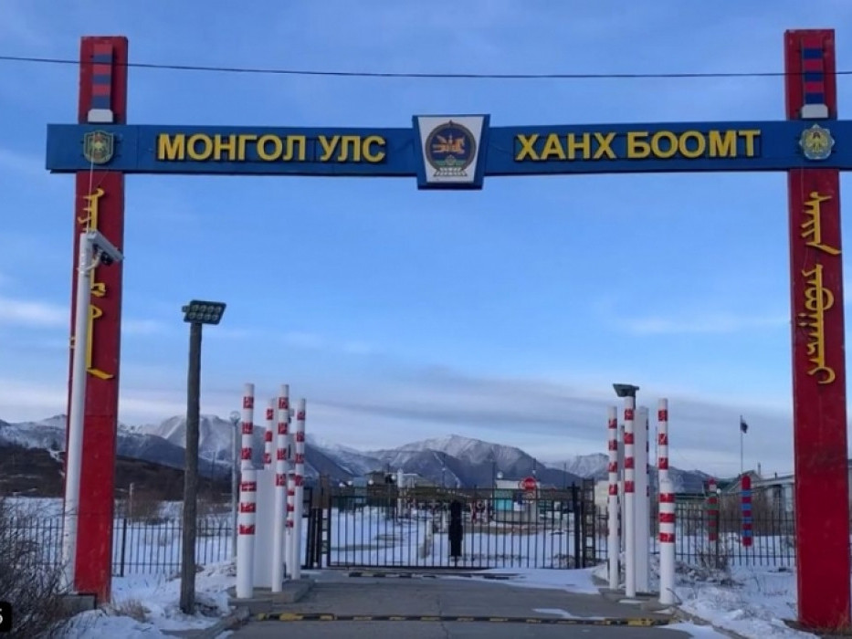 Ханх боомтоор 3.8 тонн ачаа орж иржээ