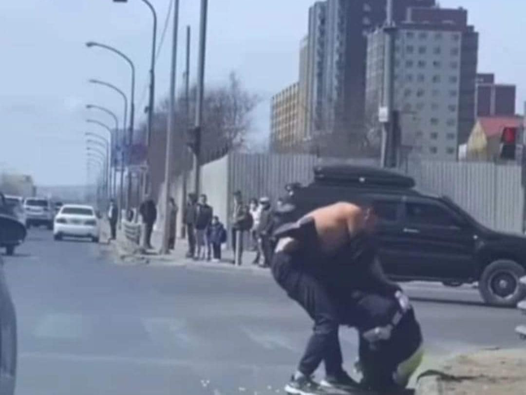 Цагдаагийн алба хаагчид халдсан иргэн согтуу байсан тул жолоодох эрхийг нь хасаж, түүнийг шалгаж эхэлжээ