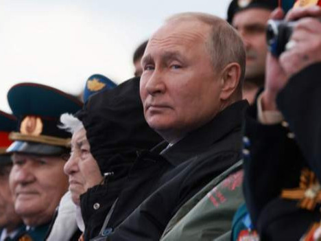 В.Путин Ялалтын баярын үеэр үлгэрийн мэт мэдэгдэл хийлээ. Тэр өөрийнхөө итгэхийг хүссэн зүйлд л итгэж байна гэв
