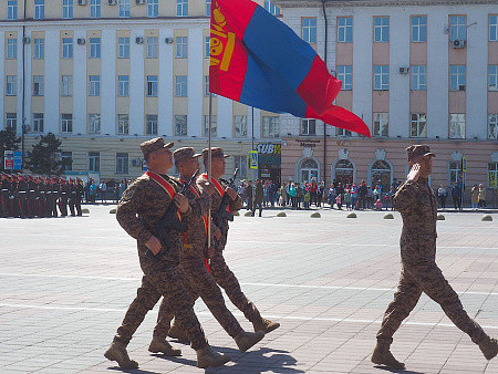 Монголын Зэвсэгт хүчний цэргийн алба хаагчид Улаан-Үд хотод болсон парадад оролцжээ