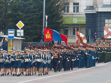 ФОТО: Улаан-Үдэд болсон парадад Монголын зэвсэгт хүчний цэргүүд оролцсон нь олны шүүмжлэлд өртөөд байна