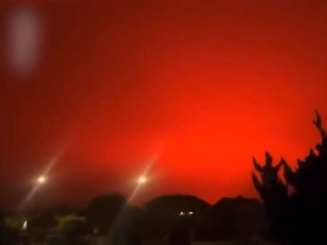 ВИДЕО: Хятадын тэнгэр час улаан манангаар бүрхэгдсэн нь "гэрлийн хугарлын үр дүн" гэж тайлбарлалаа
