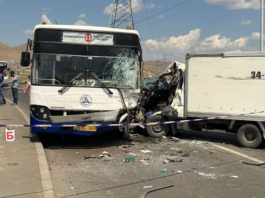 Нийтийн тээврийн автобус ачааны машинтай мөргөлдөж нэг хүн газар дээрээ нас баржээ