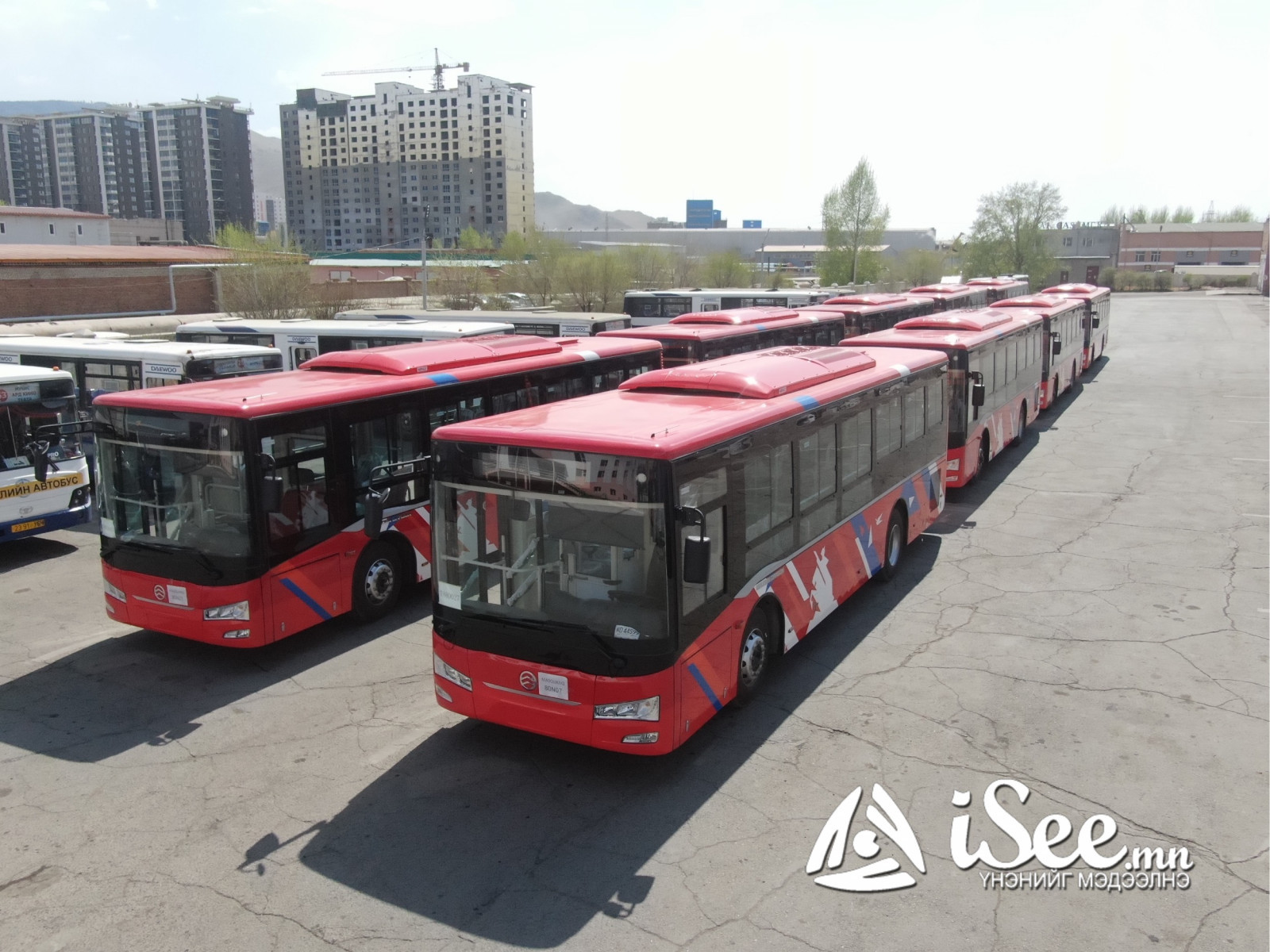 ФОТО: Өнгөрсөн жил БНХАУ-аас захиалсан 60 автобусны эхний ээлжийн 32 автобус орж иржээ