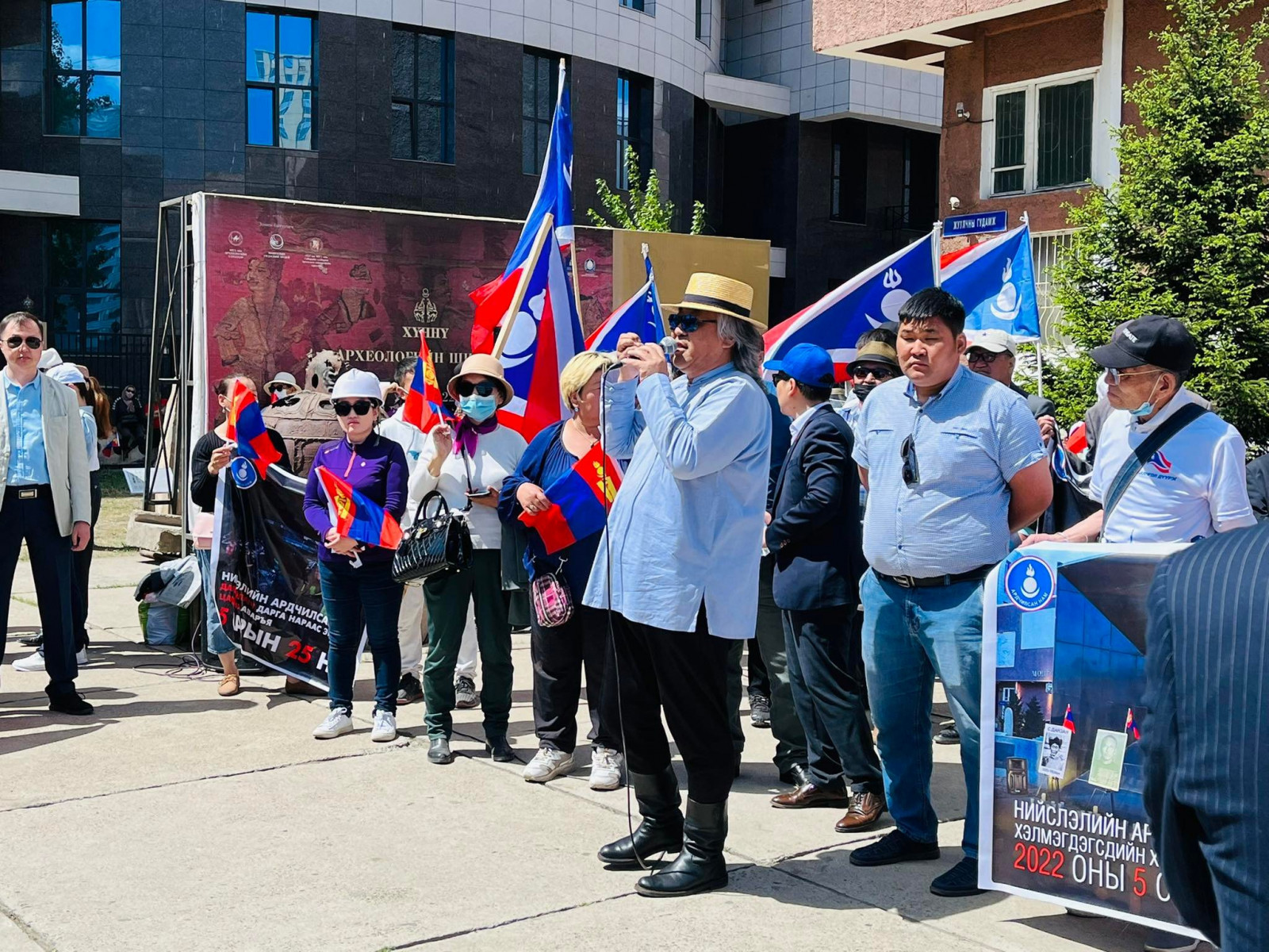 ШУУД: "Амаа нээх эрх чөлөөг олго!  Дарангуйлагчид огцор!" эсэргүүцлийн цуглаан болж байна