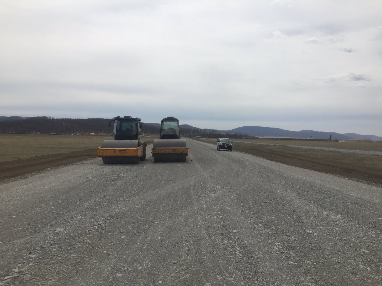 Хөвсгөл нуурыг зорих жуулчдад зориулж түр зам ашиглалтад оруулж, тээврийн хэрэгслийг саадгүй нэвтрүүлж эхэлжээ