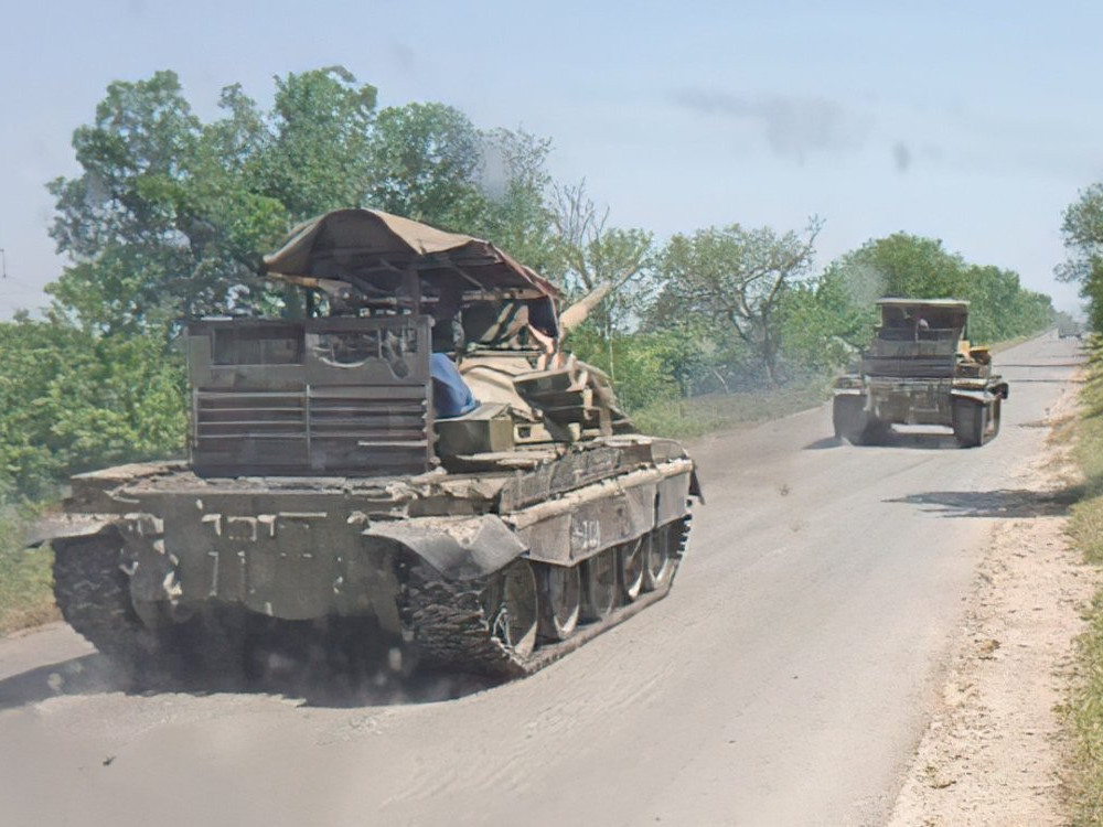 ФОТО: Оросууд хуучин Т-62 танкуудад төмөр сараалжин хамгаалалт хийжээ