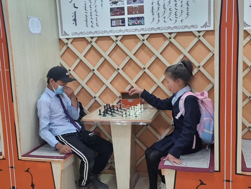 ФОТО: Баруун-Урт сумын хоёрдугаар сургуулийн хамт олон сургуульдаа Монгол уламжлал, мэндлэх, хүндлэх ёсыг хэвшүүлжээ